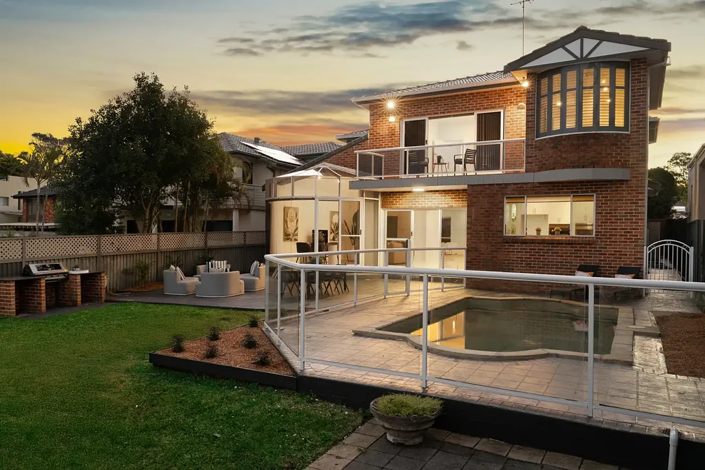 Hurstville Grove 4침실 Opulent and warm, grand scale living