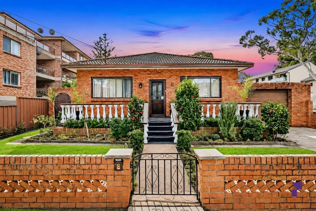 Bankstown 3બેડરૂમ Immaculate family home set on a substantial 613.4sqm north-to-rear parcel with R4 zoning