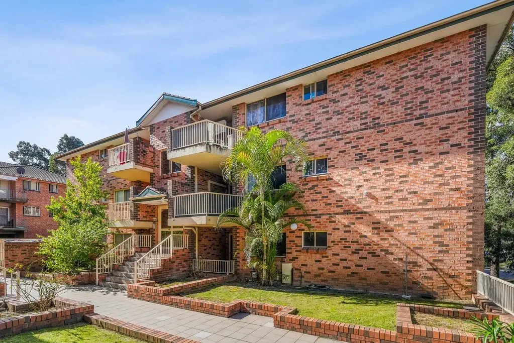 Granville 2房 阳光充足的公寓，在便利位置提供现代舒适生活 Sun-Drenched Apartment Offering Contemporary Comfort in a Convenient Location