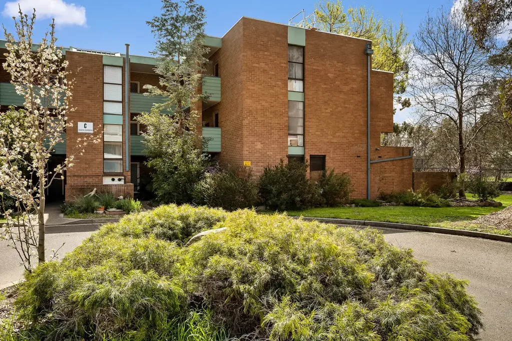 Lyneham 1બેડરૂમ Parkland Outlook, Updated Interiors & Investment Appeal.