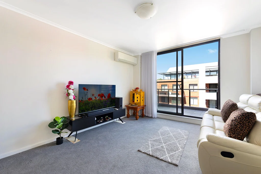 Waitara 1房 高层朝东现代生活，一切近在咫尺 Elevated east-facing modern living, everything within easy reach