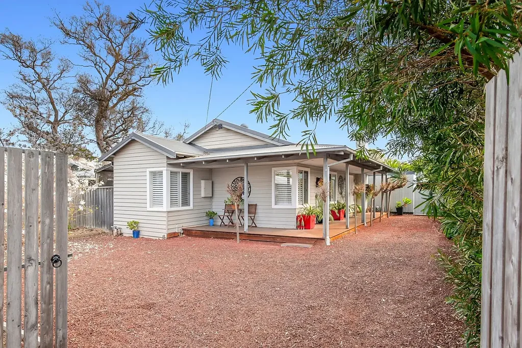 Seaford 3房 高围栏私密 633sqm土地 街外停车 Mop Top前廊 更新厨房French doors 户外吧台厨房 水槽烧烤架 茂盛花园凉亭 Gas fireplace 高天花板 后院储物 Beachside Position with Family Appeal on approx. 633sqm land