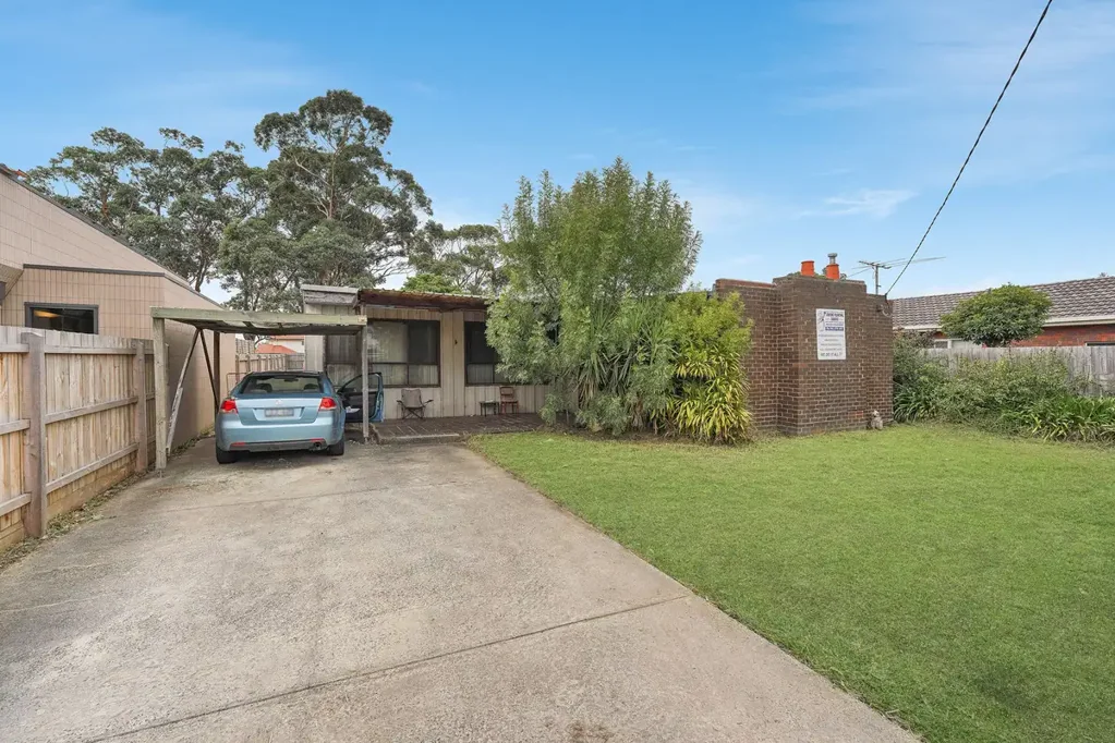 Cranbourne 3બેડરૂમ Prime Activity Zone Development Opportunity – 736m² in the Heart of Cranbourne