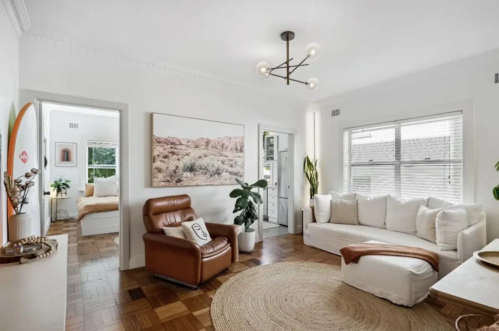 Bondi Beach 2房 精美翻新的精品公寓，距离沙滩仅400米 Beautifully Renovated Boutique Apartment, Just 400 Metres to the Sand