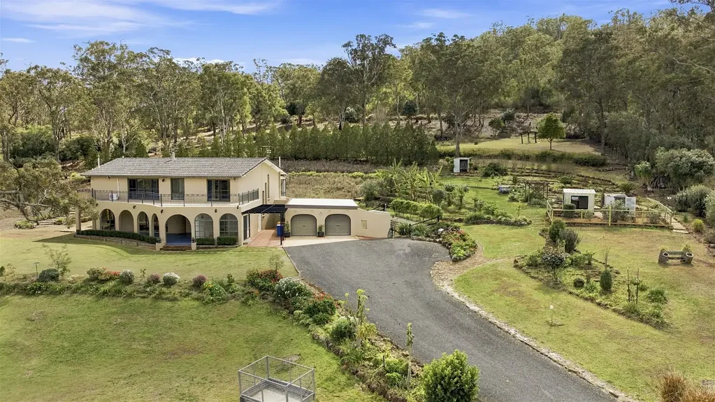 Drayton 4 Slaapkamer A Grand 5-Acre Estate - Space, Character & Privacy on Toowoomba's Doorstep 4 Bedrooms + Home Office  | 4 Bathrooms | Multiple Living Areas | 4-Car