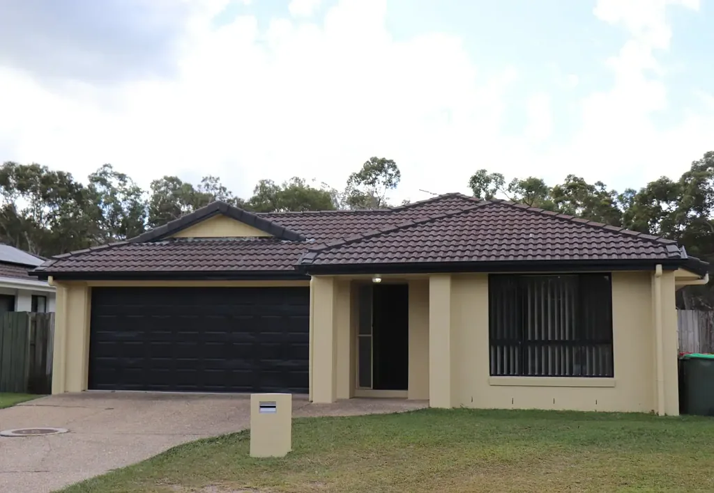 Sandstone Point 4 Slaapkamer 4 Bed Family Home with Media Room in a Peaceful Setting