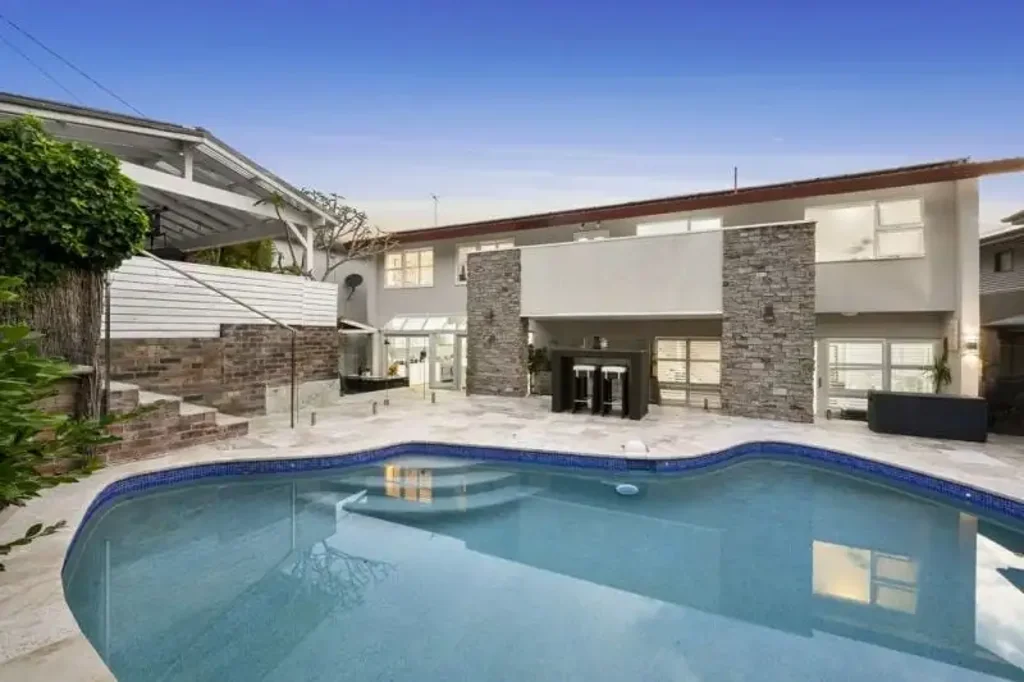 Luxury home - semi detached self contained area for rent