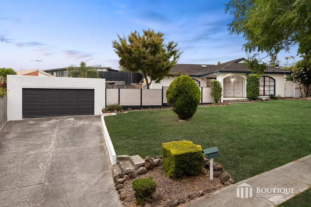 Dandenong North 4房 Hampton Court宁静位置 宽敞地块 四卧主卧套间 大型泳池 户外娱乐空间 现代翻新 气候控制 紧邻好校 购物便利 Exceptional Space, Comfort, and Style Perfectly Positioned in a Quiet Court Location