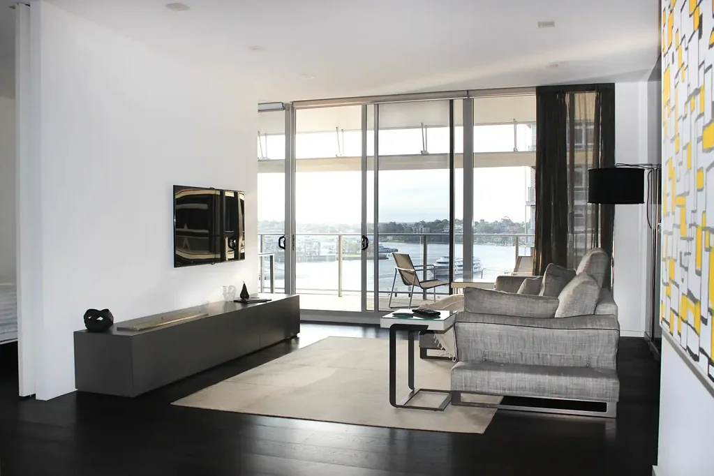 Luxury Three-Bedroom Residence with Spectacular City & Harbour Lifestyle