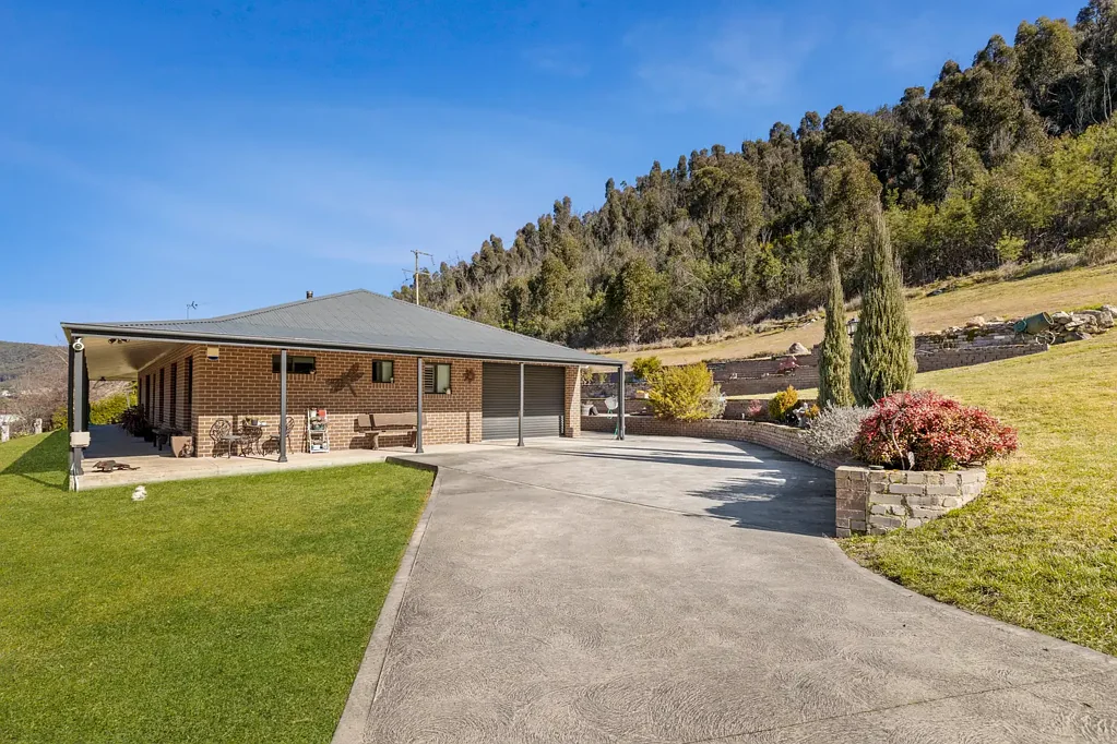 Lithgow 5 Bedroom Expansive Family Living with Breathtaking Views on approx 2.8 Hectares