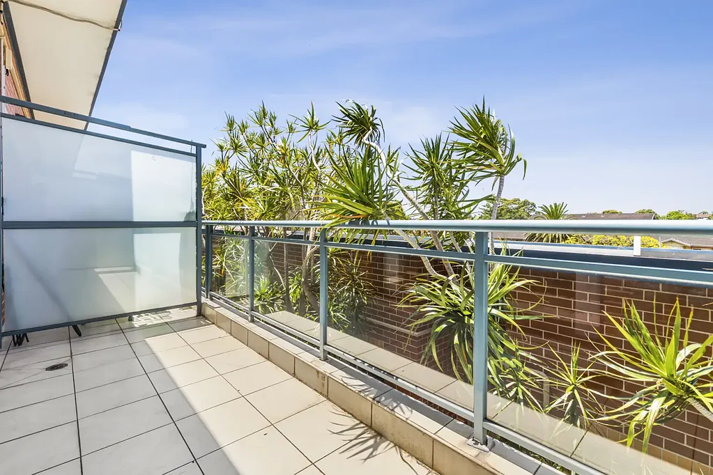 Modern split level apartment in Central Location of Manly Vale