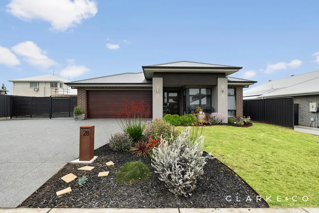 Lochinvar 4 Slaapkamer A LUXURIOUS FAMILY HOME PACKED WITH QUALITY INCLUSIONS!