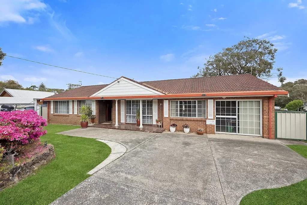 Forresters Beach 4房  722sqm beachside corner block with exceptional potential
