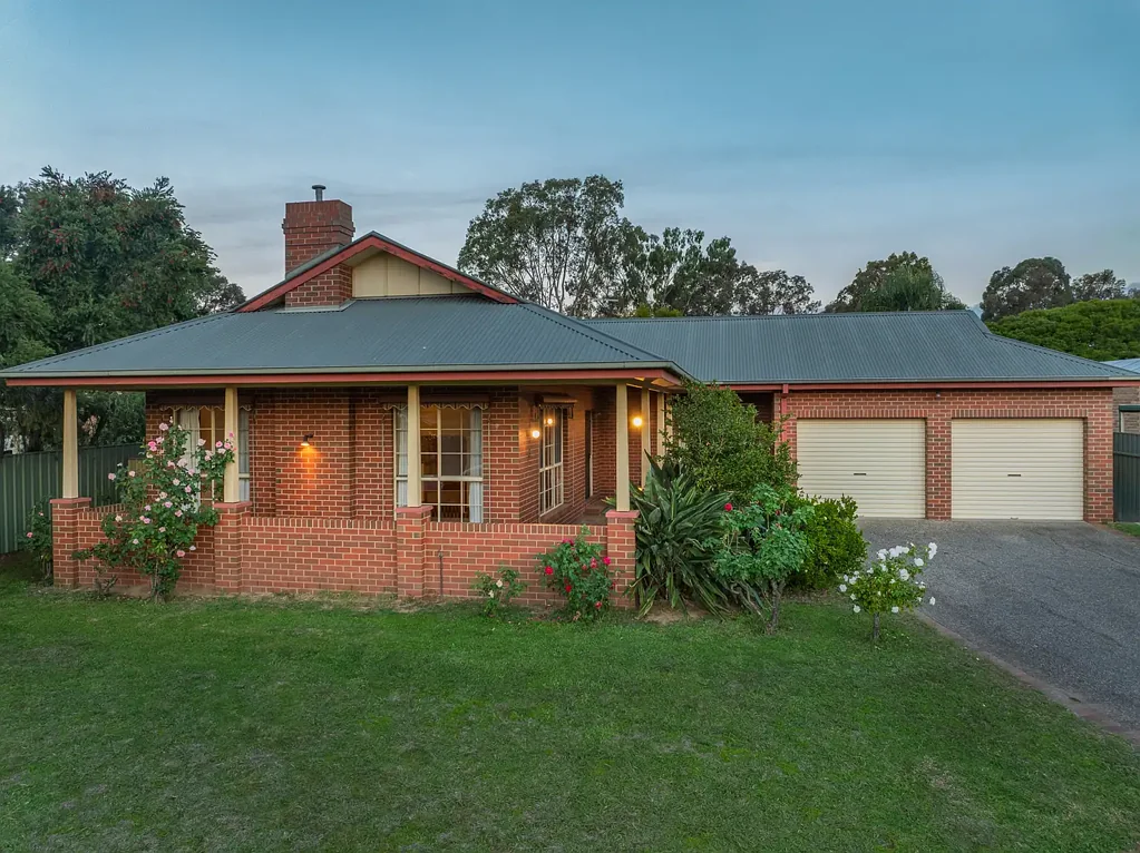 West Wodonga 4房  Premium Fairway Living with Federation Charm