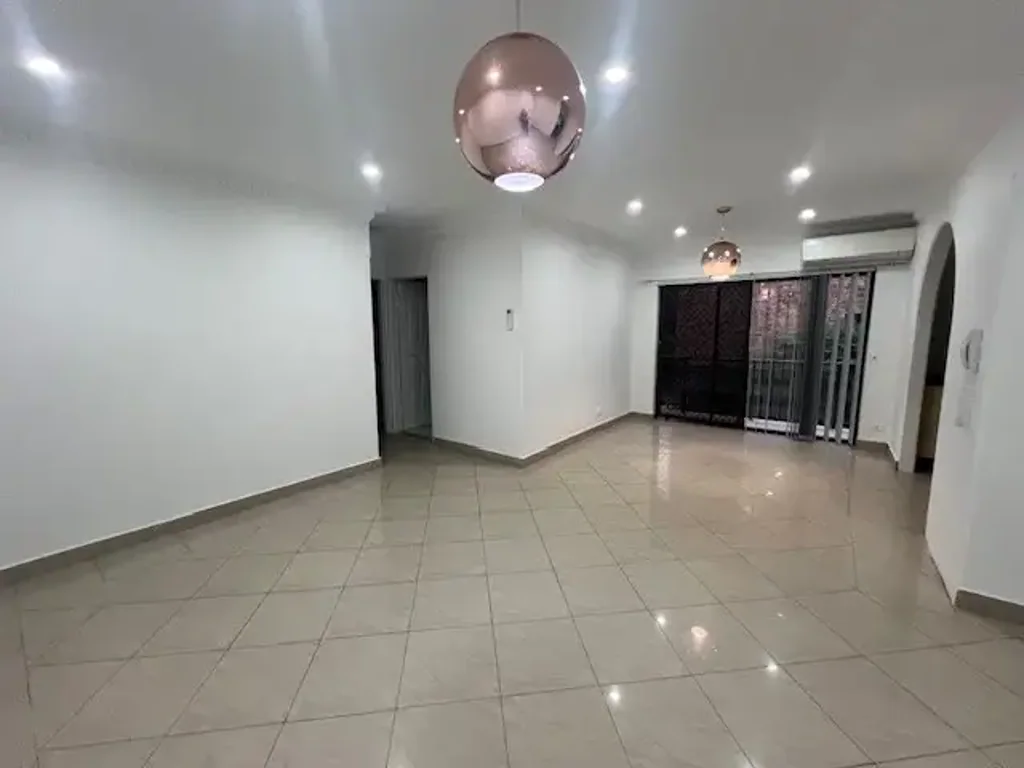 Stylish Unit In Ultra-Convenient Location !