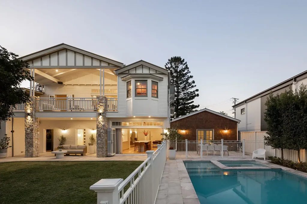 Wynnum 5房 991平高地地块 现代传统工艺 3米高天花 环绕式阳台 双主套房 矿物游泳池 太阳能系统 学区房 靠近餐饮码头 Bayside Family Estate