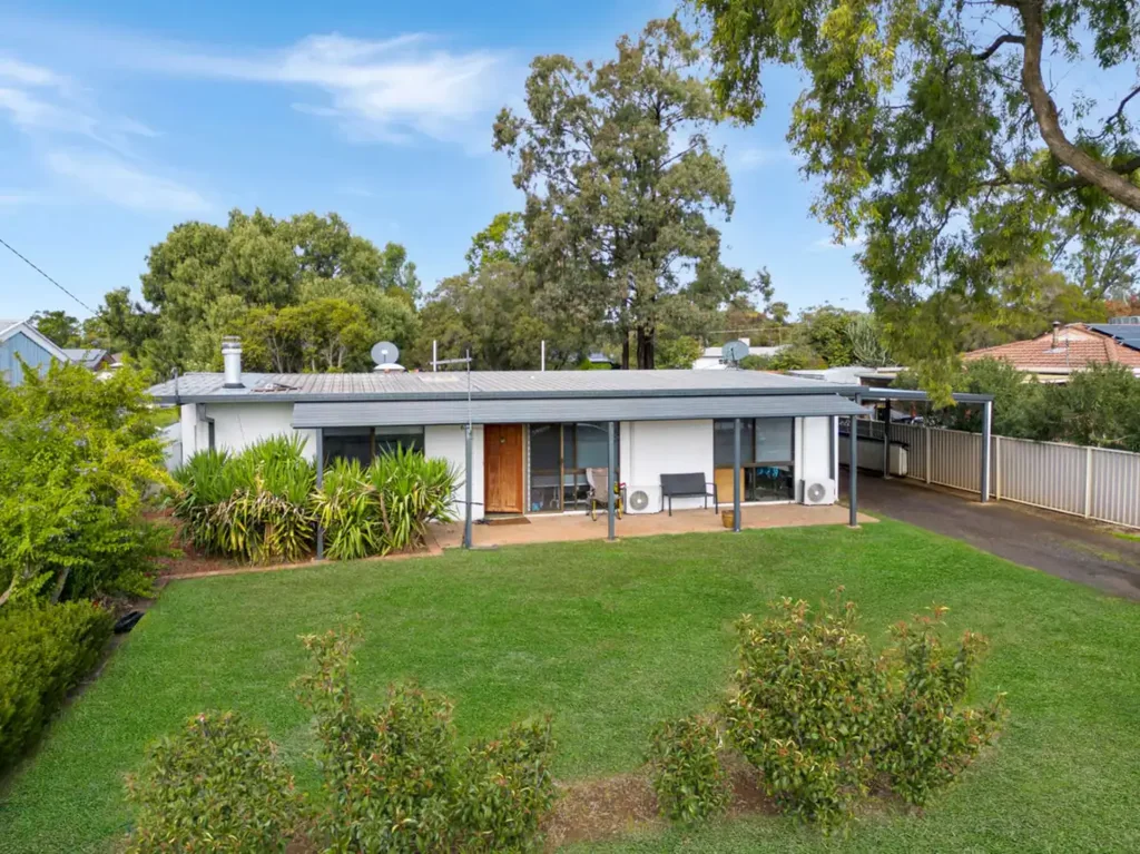 Curlewis 3બેડરૂમ Quiet Village Living with Investment Appeal