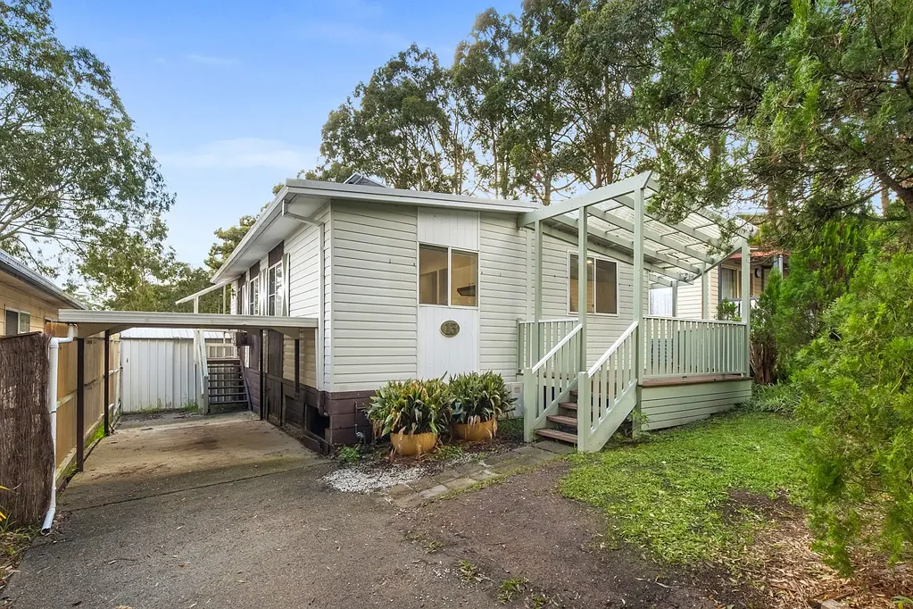 Dural 3房  Tranquil Three-Bedroom Home with Sunroom