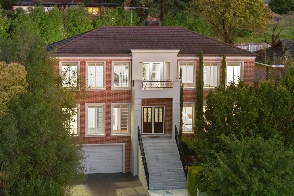 Templestowe Lower 4房 高地景观豪宅 尽享Eltham至Heidelberg美景 阳台茶座风水宝地 40平米流畅布局 塔斯马尼亚橡木地板 豪华客厅餐厅 意大利红granite露台 美食家厨房 Caesarstone台面 娱乐室休息区 2时尚浴室 步入式衣橱套间 阳光房多功能娱乐 天然气供暖 蒸发式冷却 定制窗帘 铸铁栏杆 大型洗衣房 优秀储存空间 步行至名校 公交便利 近购物中心公园高速 Second to None, Luxury Family Home with Unbeatable Views