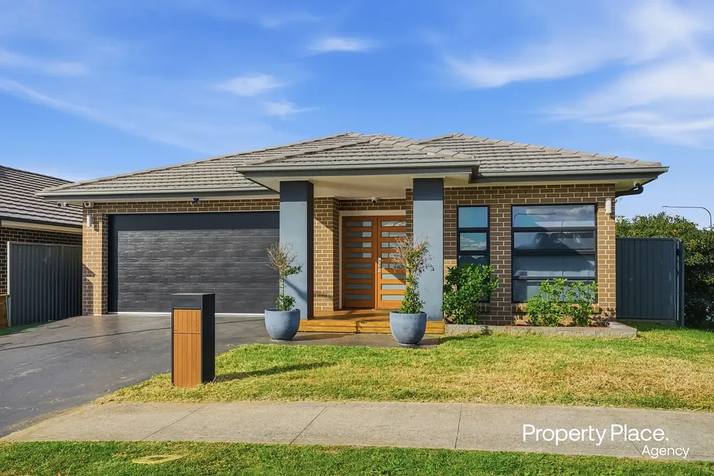 Gregory Hills 4房 Gregory Hills顶级enclave 单层奢宅 设计师厨房 主卧套 步入式储物 低维护庭院 靠近Town Centre 公园环绕 Elegant Family Living in Premier Gregory Hills