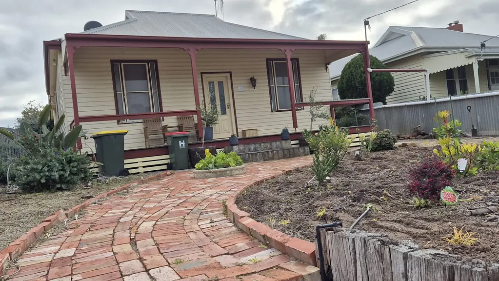 Nhill 3房  Charming Home on Generous Allotment with Endless Potential