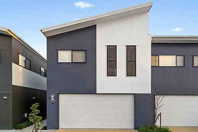 Helensvale 4Zimmer Modern Near-New Family Home Backing onto Nature | 4 Car Spaces | Premium Lifestyle Opportunity