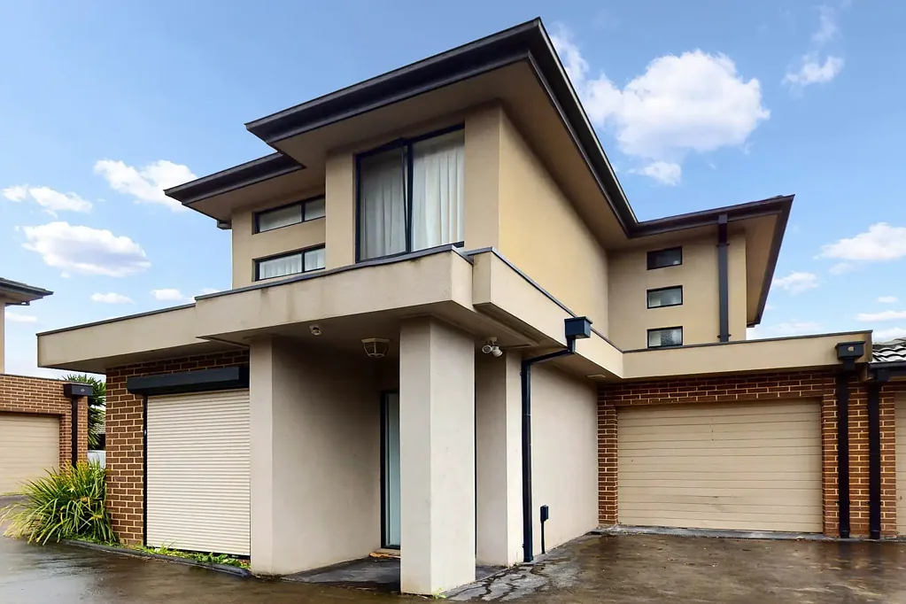 SPACIOUS TOWNHOUSE IN PRIME HAMPTON PARK LOCATION