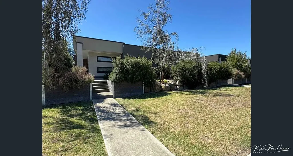Officer 3 Bedroom Modern Townhouse -Close by to BERWICK