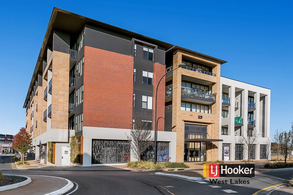 Light-filled Modern Apartment With CBD Links!