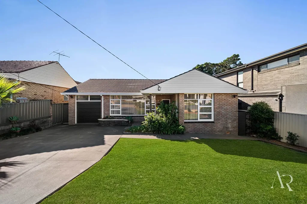 Padstow Heights 4房 宽敞地块 双拼潜力 四卧套房 现代厨房 游泳池娱乐 优质配置 河景社区 Luxury Single Storey Family Home with Pool & Duplex Potential