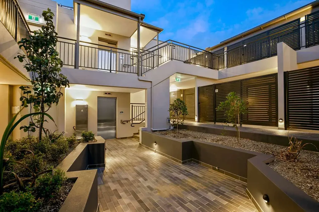 Modern Contemporary Haven – Moments to Norton Street & Light Rail