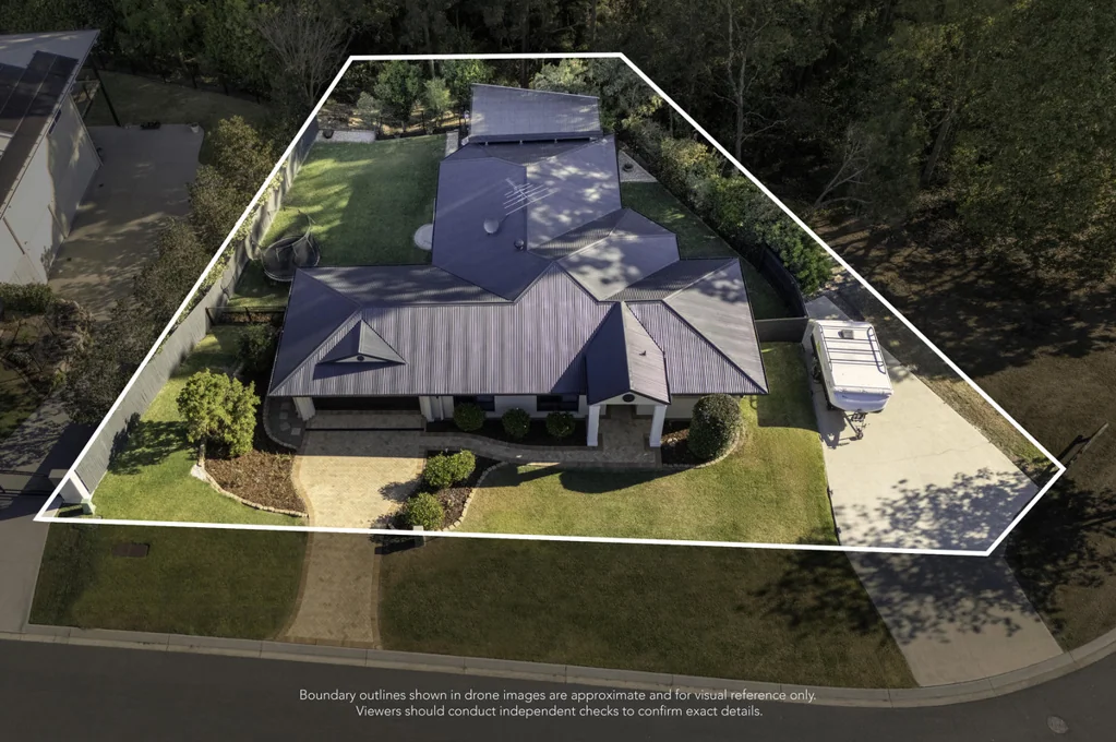 Eatons Hill 4Habitaciones Flat 846m² yard, huge rear deck and the bush at your back fence