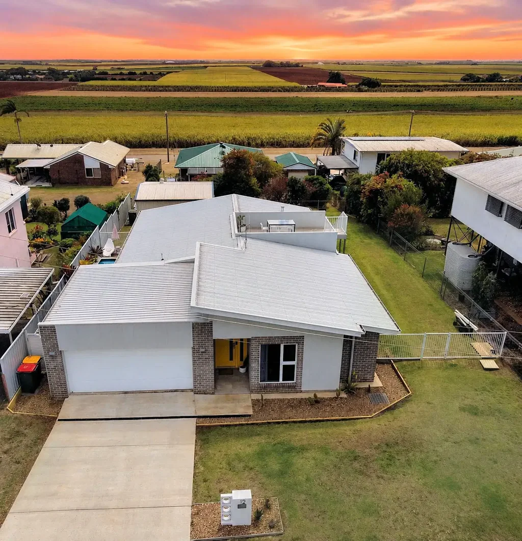 Qunaba 3 Slaapkamer NEAR THE OCEAN...Contemporary style, exceptional entertaining, flexible living and outstanding side access for your boat or caravan