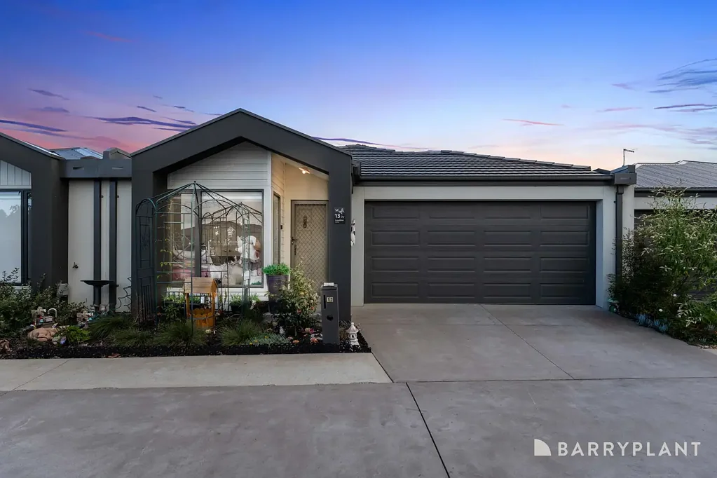 Pakenham 3Phòng ngủ Modern, Low-Maintenance Living in a Prime Northside Location!