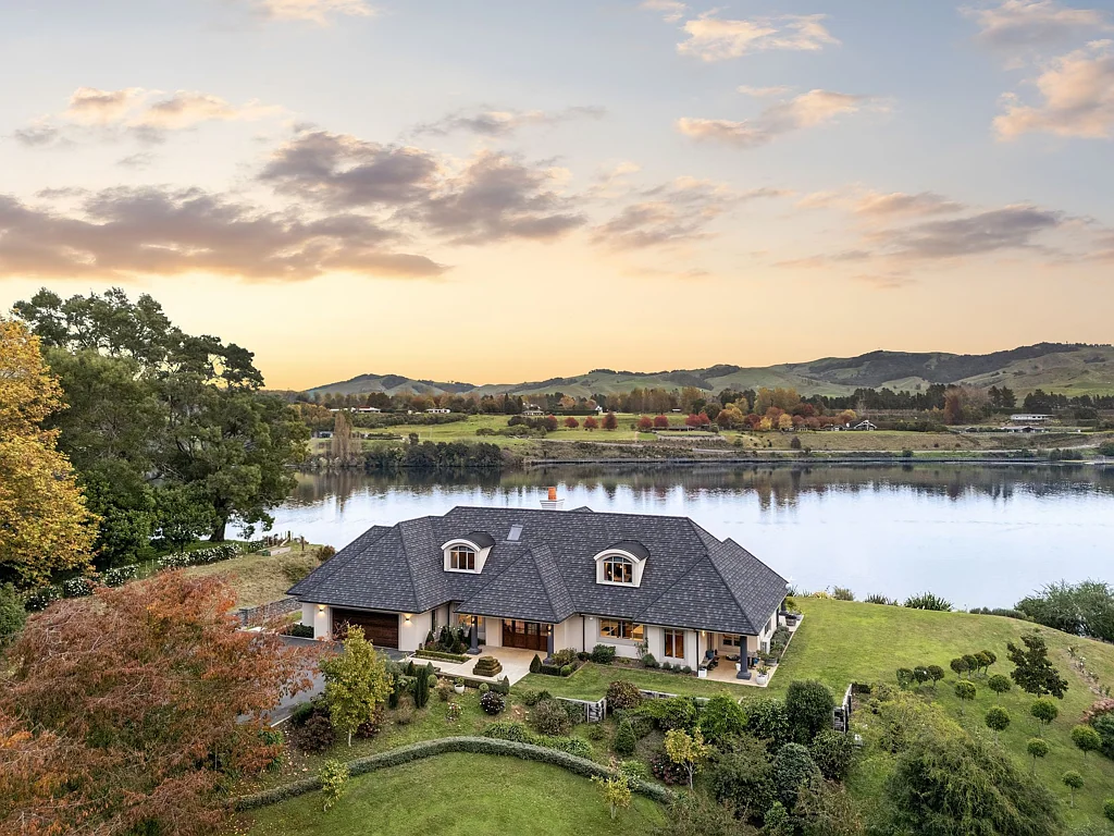 Cambridge  Luxury lakeside residence