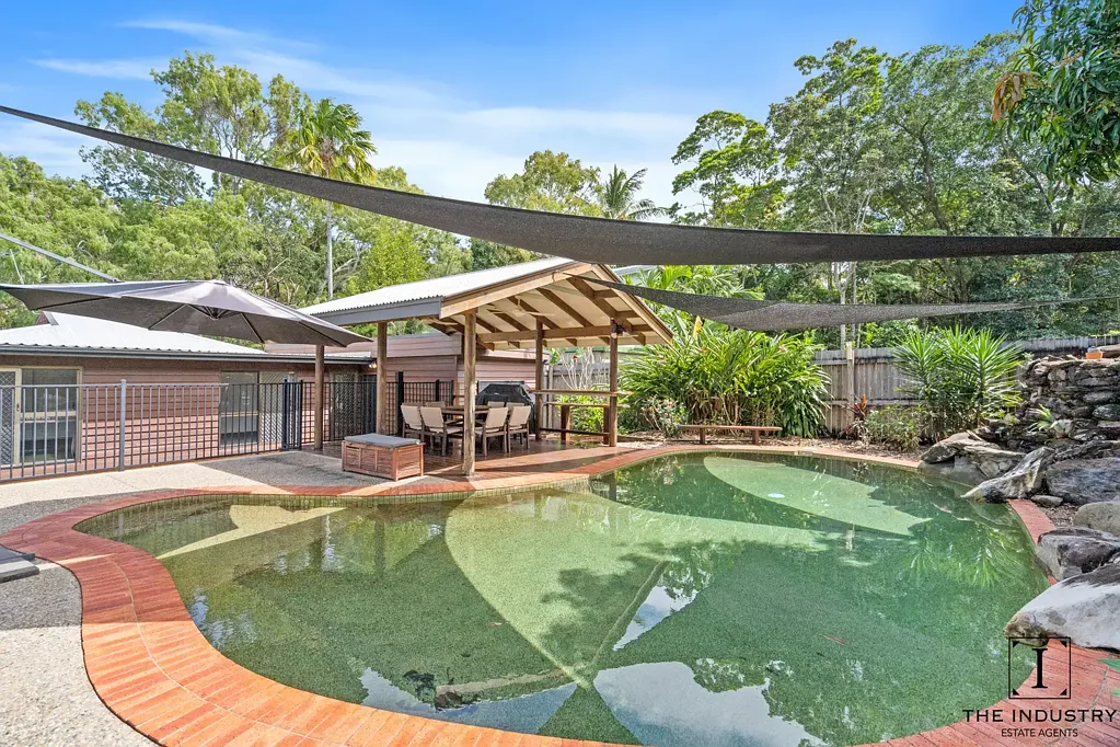 Holloways Beach 4 Bedroom Ultimate lifestyle haven only a street back from the beach