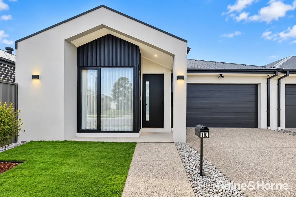 Modern Family Living in a Growing Wollert Community