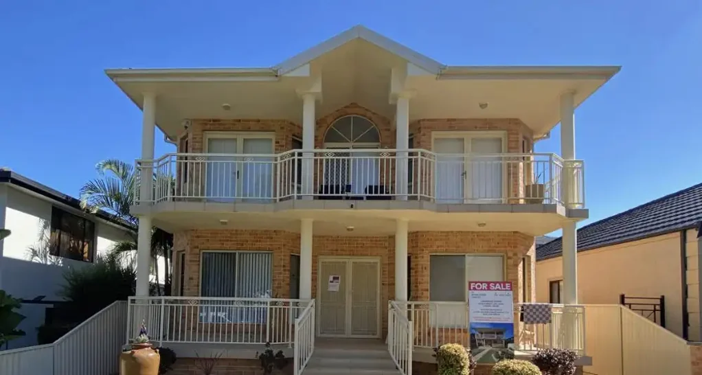 Carlton 5部屋 Spacious 2 Level Double Brick Home, Freestanding Double Brick Building Garage Granny Flat Rear Line Access