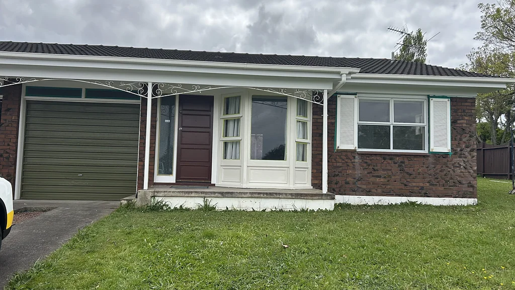 Newly Renovated 2 bedrooms unit in fantastic location
