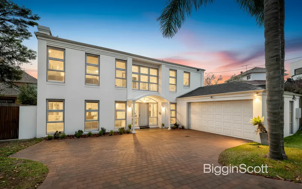 Beaumaris 5房 海滨瑰宝 864sqm阔地 五卧豪邸 欧式厨电 不间断泳池景 前庭阔绰 后院公园式 双车库 自带工坊 未来可建双宅 地段优越 毗邻海湾 Timeless Beauty, Land for a Lifetime