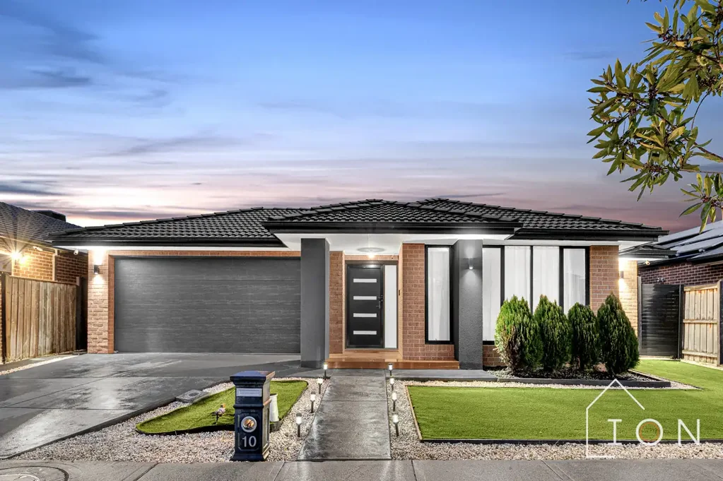 Clyde North 4 Bedroom Contemporary Family Living, 512sqm Block approx 30 squares