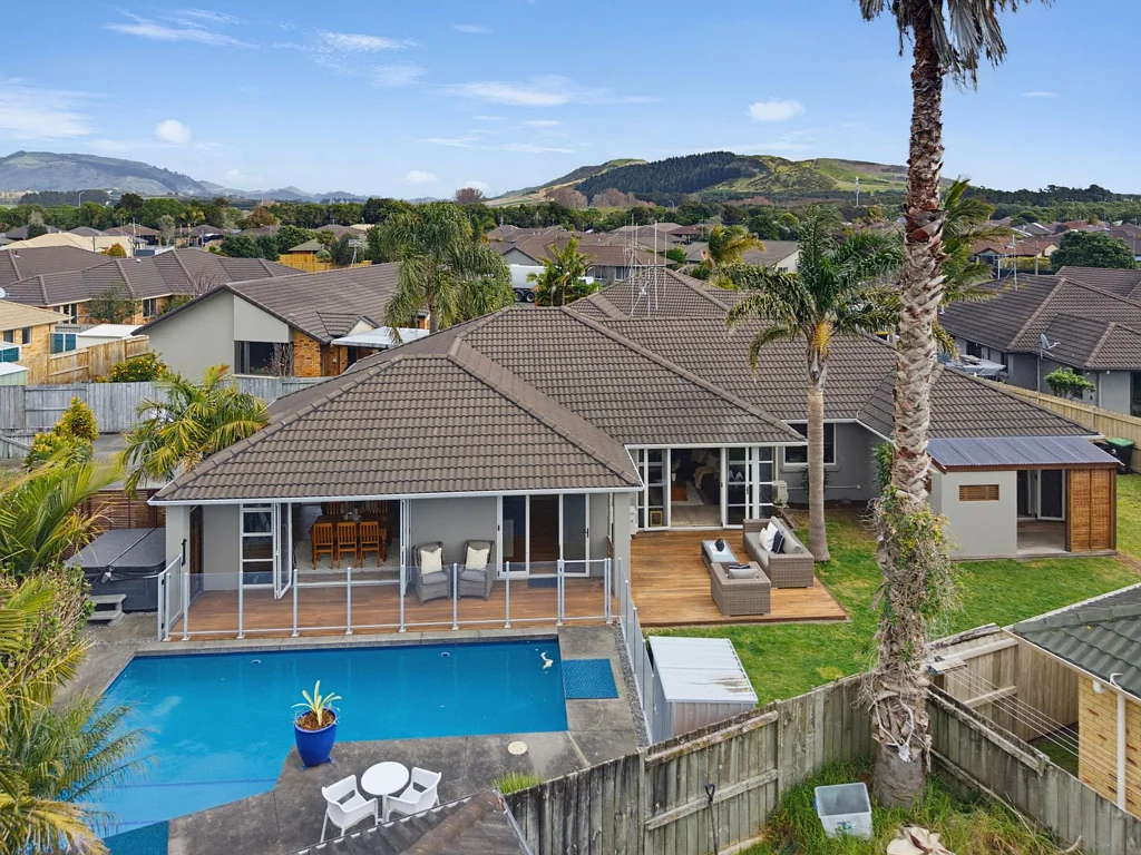Papamoa 4 Bedroom Poolside Living with Space to Share
