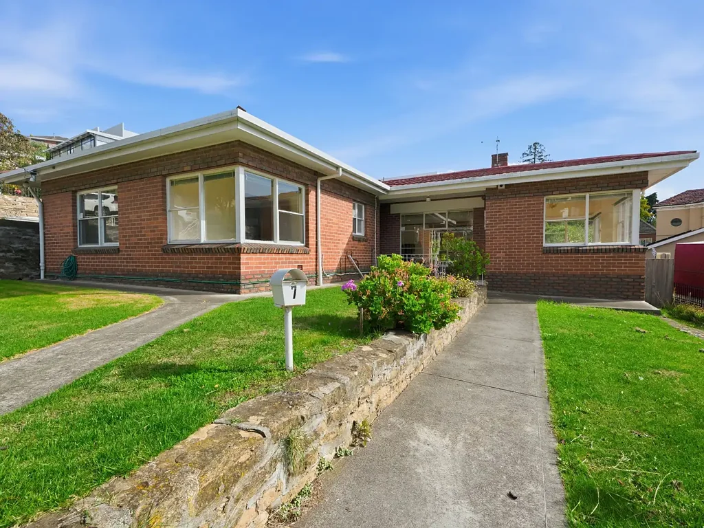 North Hobart 3कमरा Charming Solid Brick Home – Packed with Potential in a Prime Location