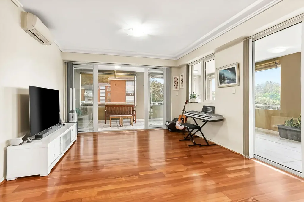 Contemporary Three Bedroom Apartment In Prime Location