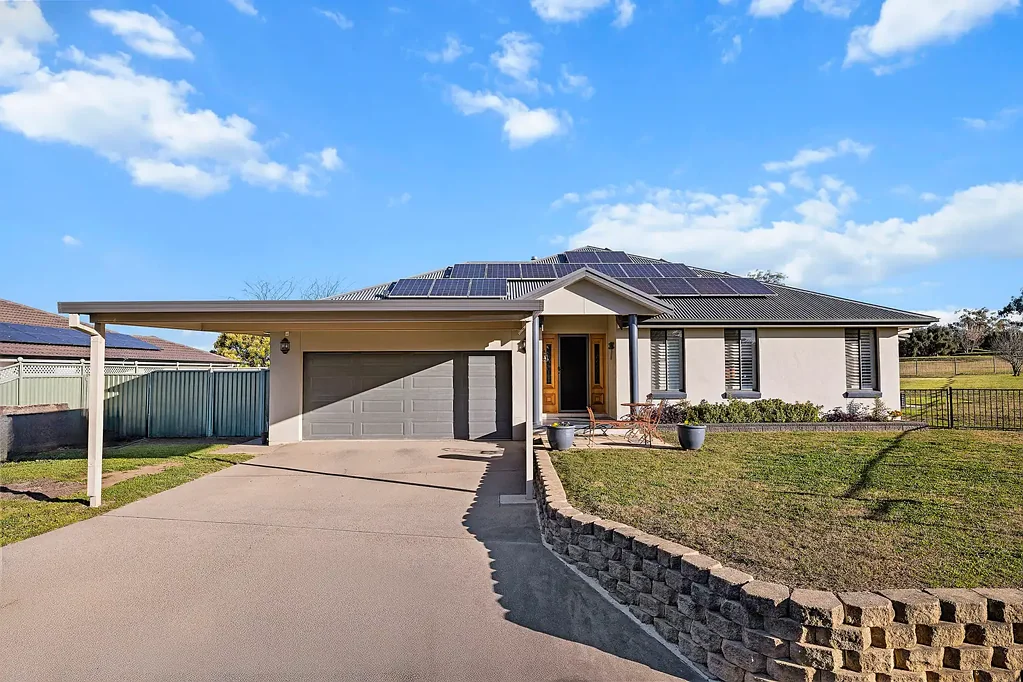 Tamworth 4 Bedroom Luxury, Space & Golf Course Frontage