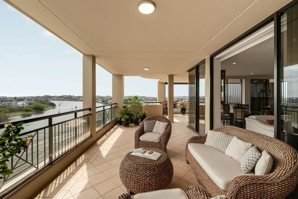 East Brisbane 3房  Riyala – 一颗稀有的河畔瑰宝，承诺尊贵、私密和270°全景视野  "Riyala" – A Rare Riverfront Jewel Promising Prestige, Privacy and Panoramic 270° Views