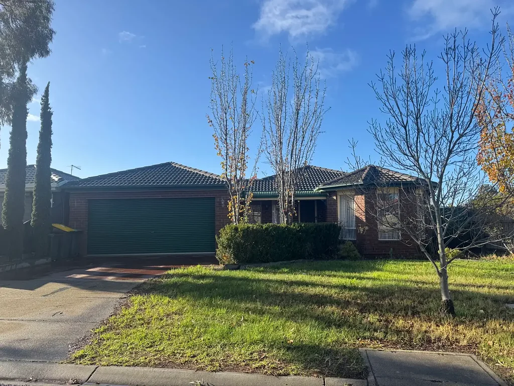 Spacious Family Living in Court Location! *NEW PHOTOS TO COME*