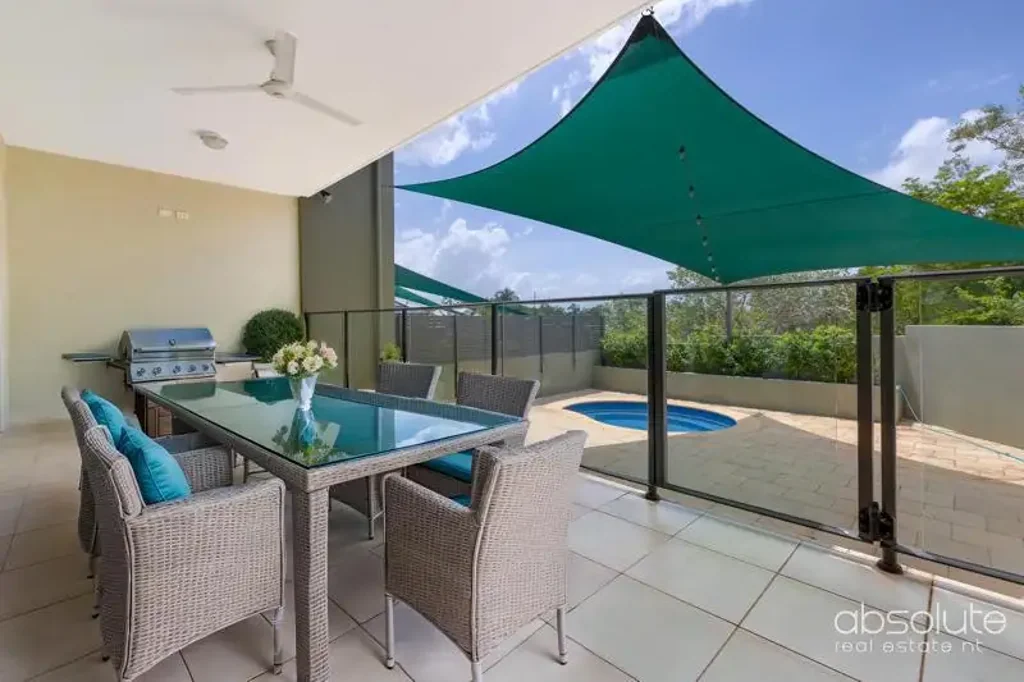 Woolner 3침실 Sleek, Sophisticated & Architecturally Designed Townhouse with Courtyard Spa Retreat