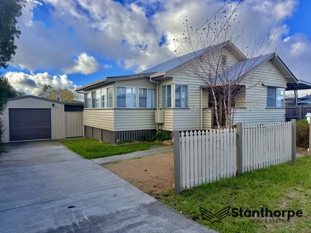 Stanthorpe 3غرفة نوم STANTHORPE - STUNNING GABLED QUEENSLANDER 3 BED 2 BATH NEW KITCHEN