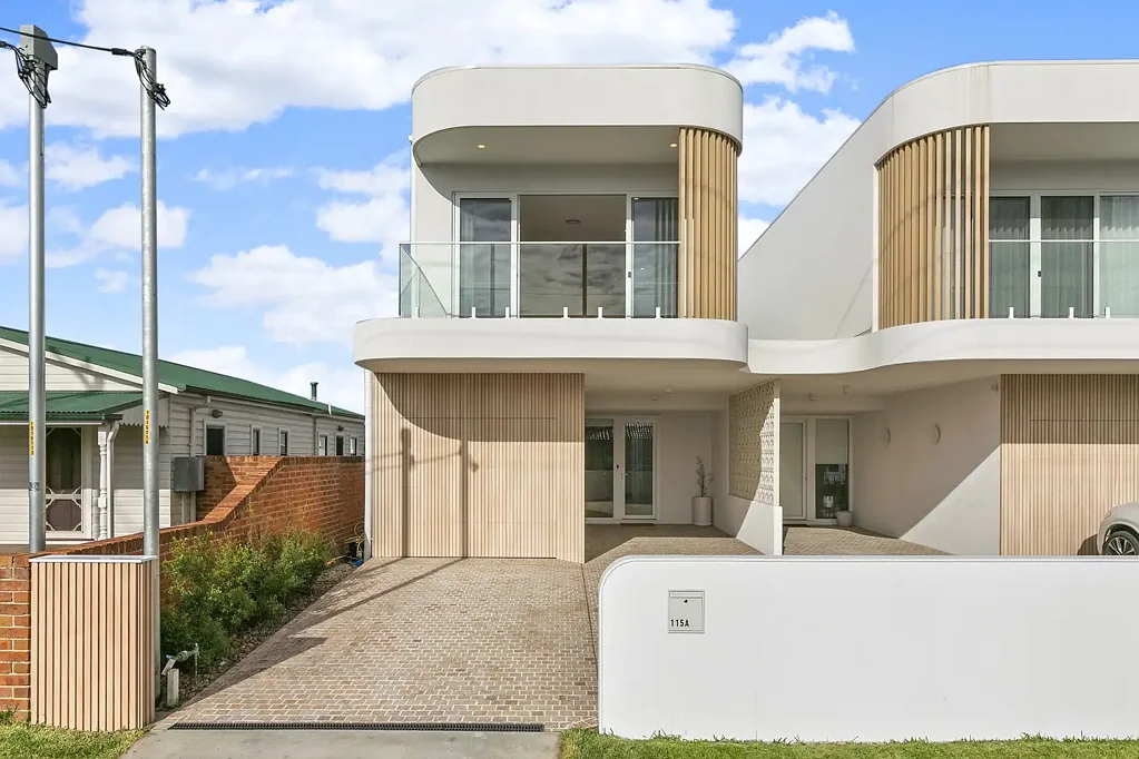 Towradgi 4Moenga Dramatic new designer family home